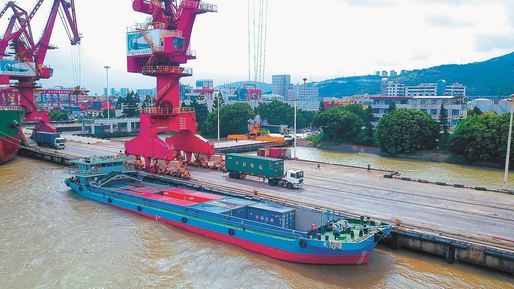 "武夷1号"在福州港马尾青州码头装船.师锐 摄