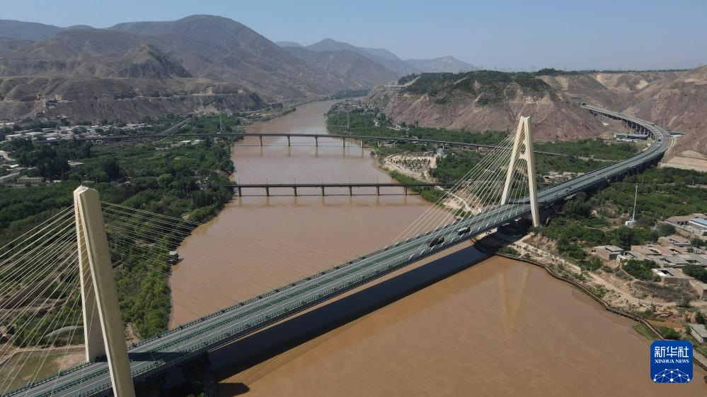 紧邻甘肃省兰州市西固区河口古镇的高速公路大桥横跨黄河(7月9日摄