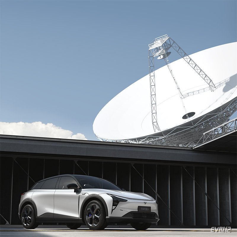 全球首台AI汽车机器人极越01开启预订