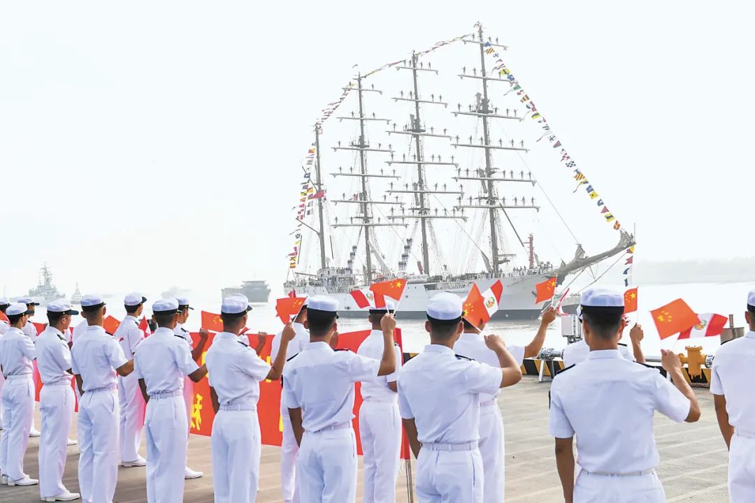 中方官兵列队欢迎秘鲁海军"联合"号风帆训练舰访沪.耿海鹏 摄