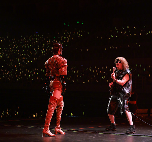 (图为李宇春个人巡演成都站现场,歌手与嘉宾互动)