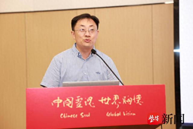 "南师附中校长徐飞说,"在工作中有时会陷入一种惶恐,但是读书,读导师