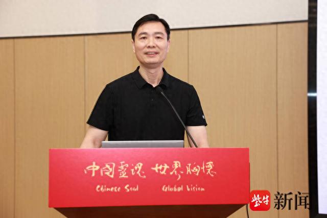 "南师附中校长徐飞说,"在工作中有时会陷入一种惶恐,但是读书,读导师