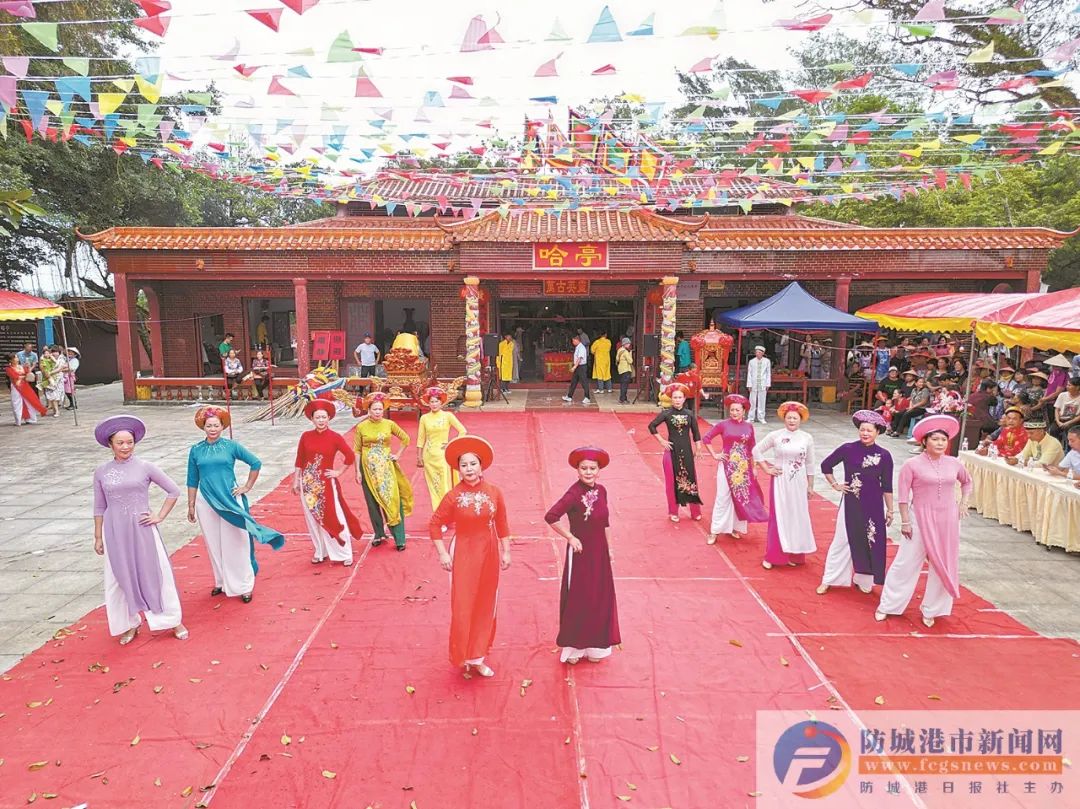 哈节上的京族服饰展示.&nbsp; &nbsp;防城港日报全媒体记者 韦英奇 摄