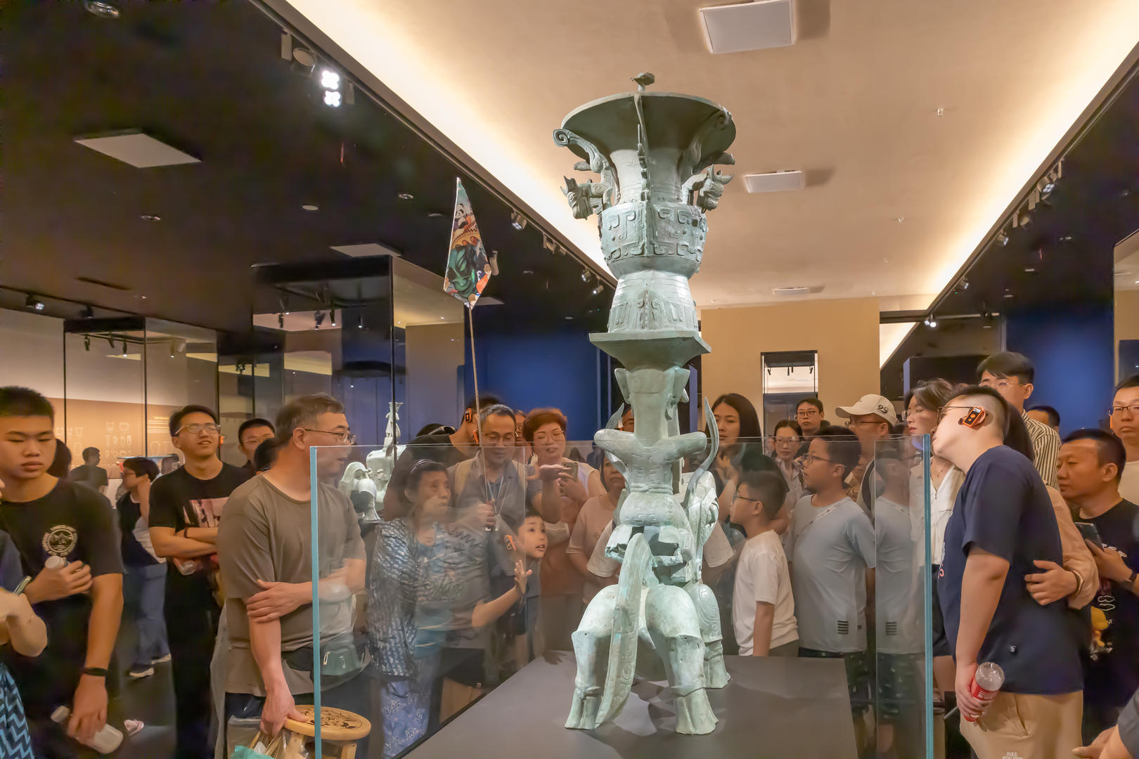 四川德阳,游客在三星堆博物馆新馆参观 据视觉中国