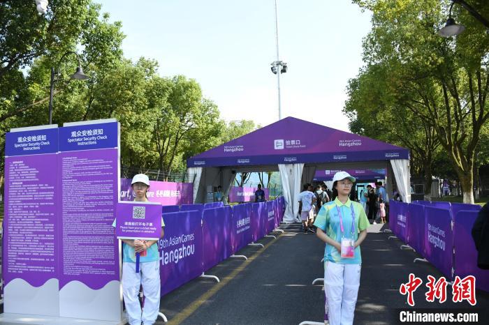 19日,浙江工业大学屏峰校区板球场外,志愿者在检票口指引观众入场.