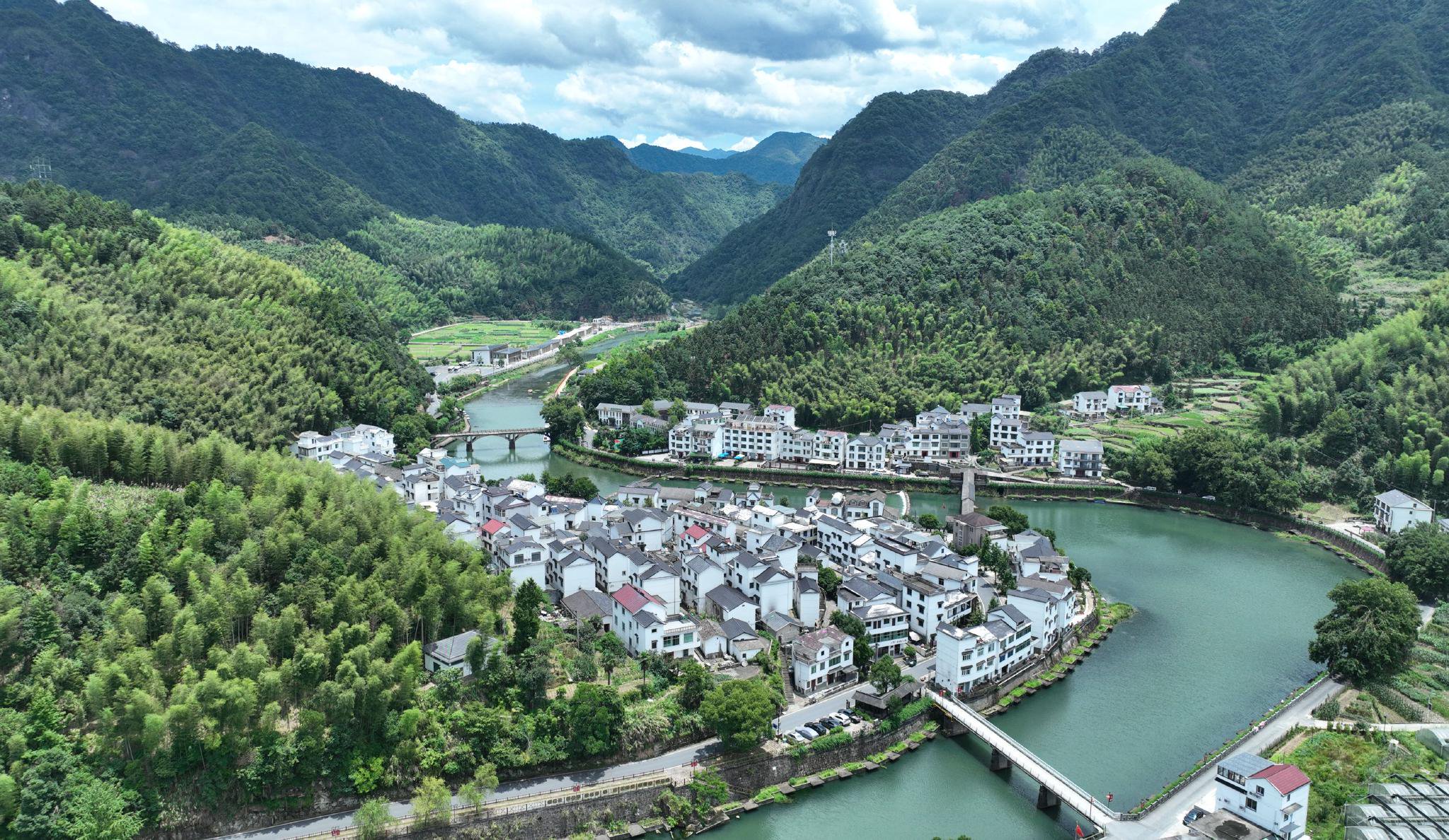 绿水青山环绕的浙江省淳安县下姜村(无人机照片).新华社记者翁忻旸 摄