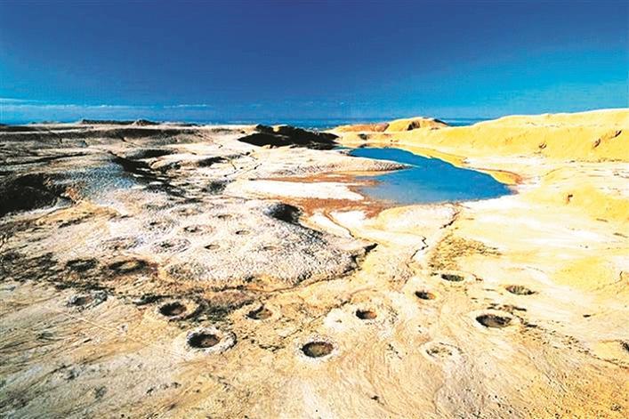 图为独山子泥火山上最为集中的一处泥火山喷发口(资料图片).沈久泉 摄