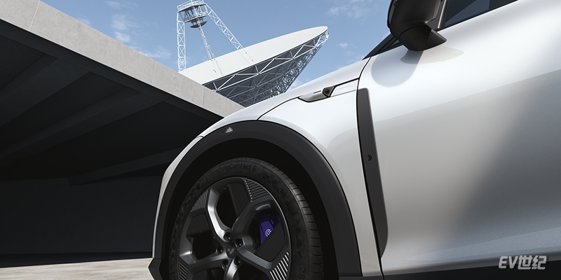 全球首台AI汽车机器人极越01开启预订