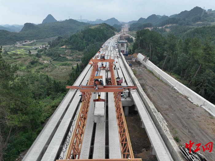 抢晴战雨,贵州乌长高速公路冷水寨大桥控制性工程架梁完成|贵州省