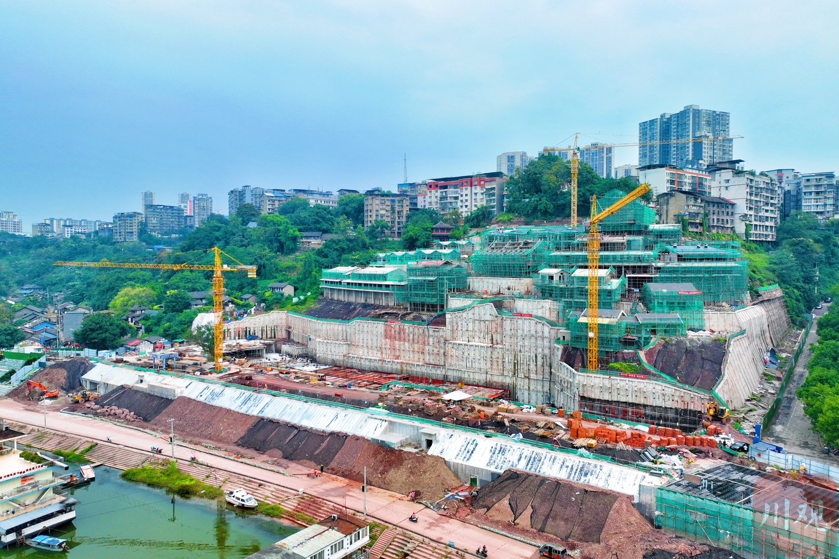 无人机俯瞰沿口古镇棚户区改造项目建设情况.吴迪 摄