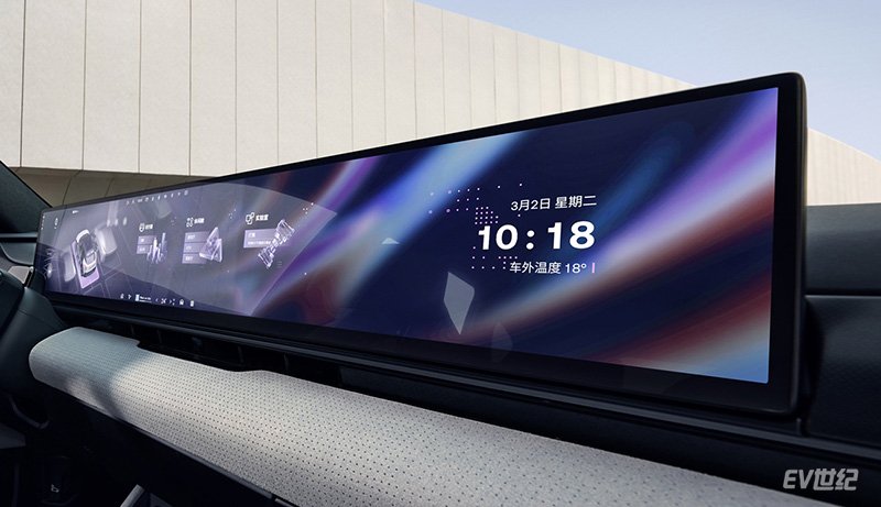 全球首台AI汽车机器人极越01开启预订