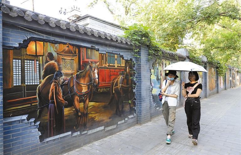 9月14日,在西安市建国门内的顺城南巷,一处充满唐代元素的彩绘围墙