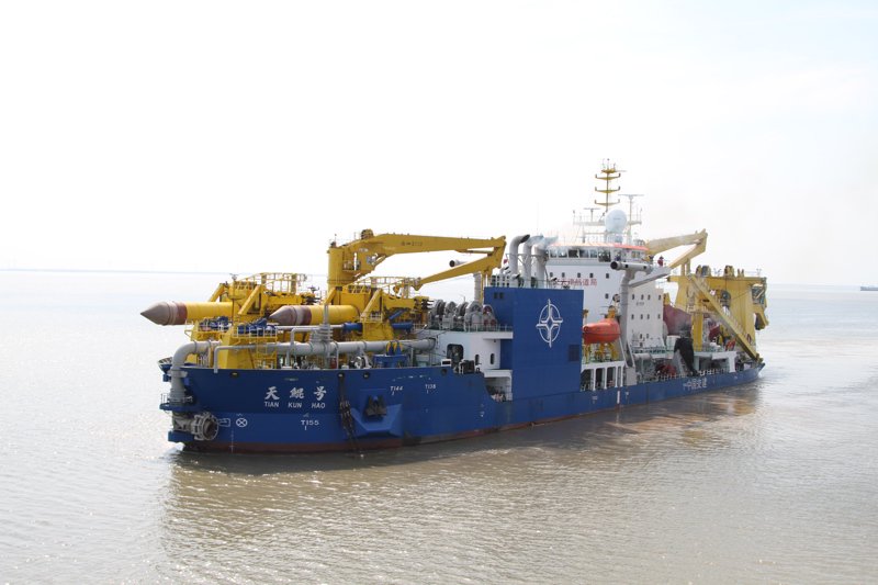 上海振华重工建造的新一代重型自航绞吸挖泥船"天鲲号"