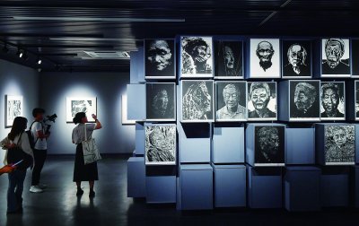 9月18日,市民正在参观画展.南京日报/紫金山新闻记者 孙中元 摄
