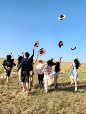 同龄人旅行团旅行途中合影.罗萍供图