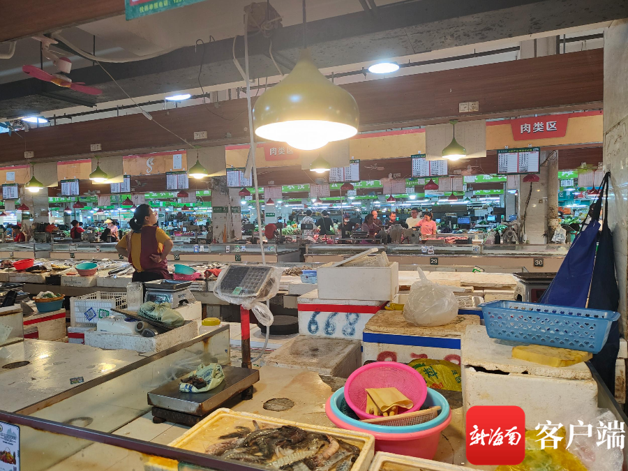 三亚某农贸市场内的照明灯具.记者 符彩云 摄