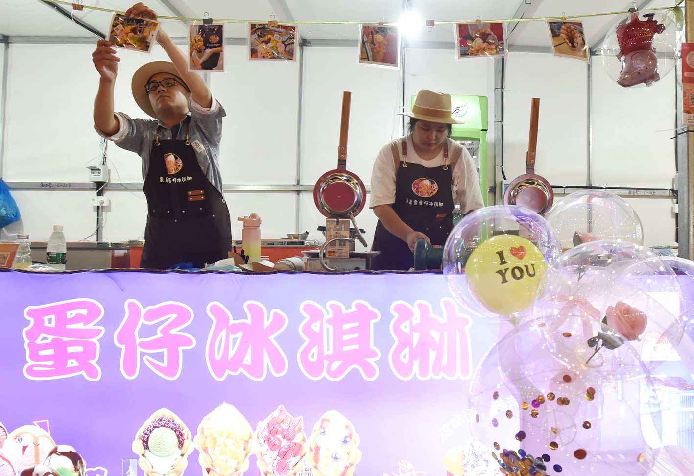 东北"90后"创业情侣与他们的甜品摊.庄文斌 摄