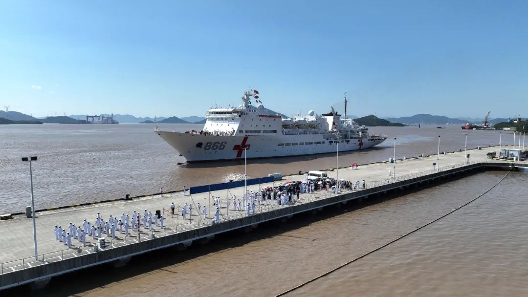 和平方舟医院船靠泊舟山某军港码头.桂江波 摄