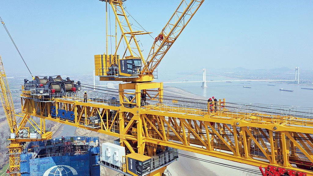 为马鞍山公铁两用长江大桥项目使用的r20000-720起重机进行安装监检.