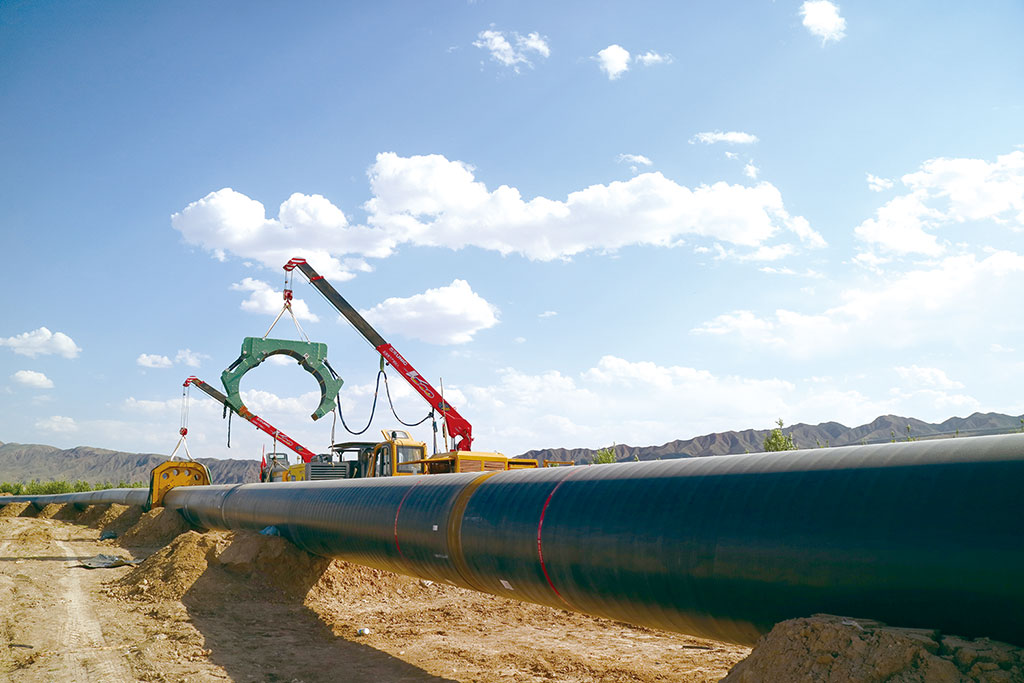 西气东输宁夏1219毫米管道安装现场.