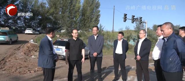 左二为赤峰市委书记万超岐(来源《赤峰新闻》画面)
