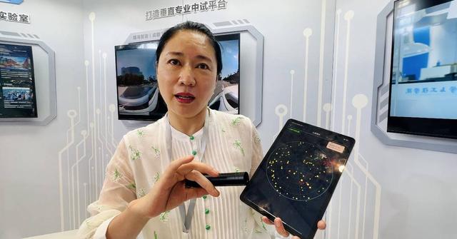 "应用展上,汉星航通参展商王鹤凝一手拿着像笔一样的东西在空中比画着