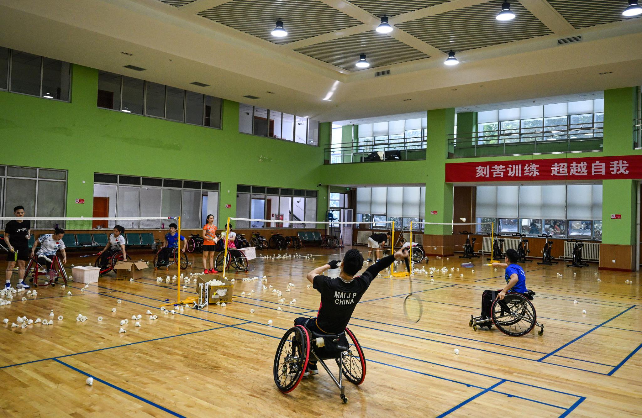 羽毛球运动员(轮椅组)在训练中.