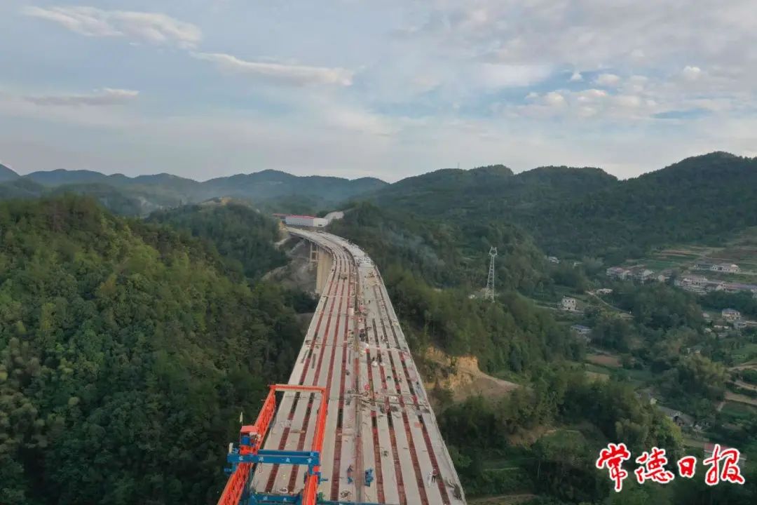炉慈高速公路曾家垭2号桥梁架设完成|中铁_新浪财经_新浪网
