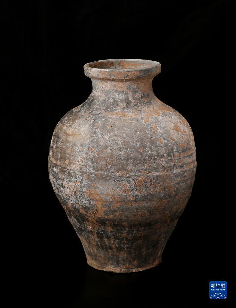 这是北周宇文觉墓出土的陶罐(资料照片).
