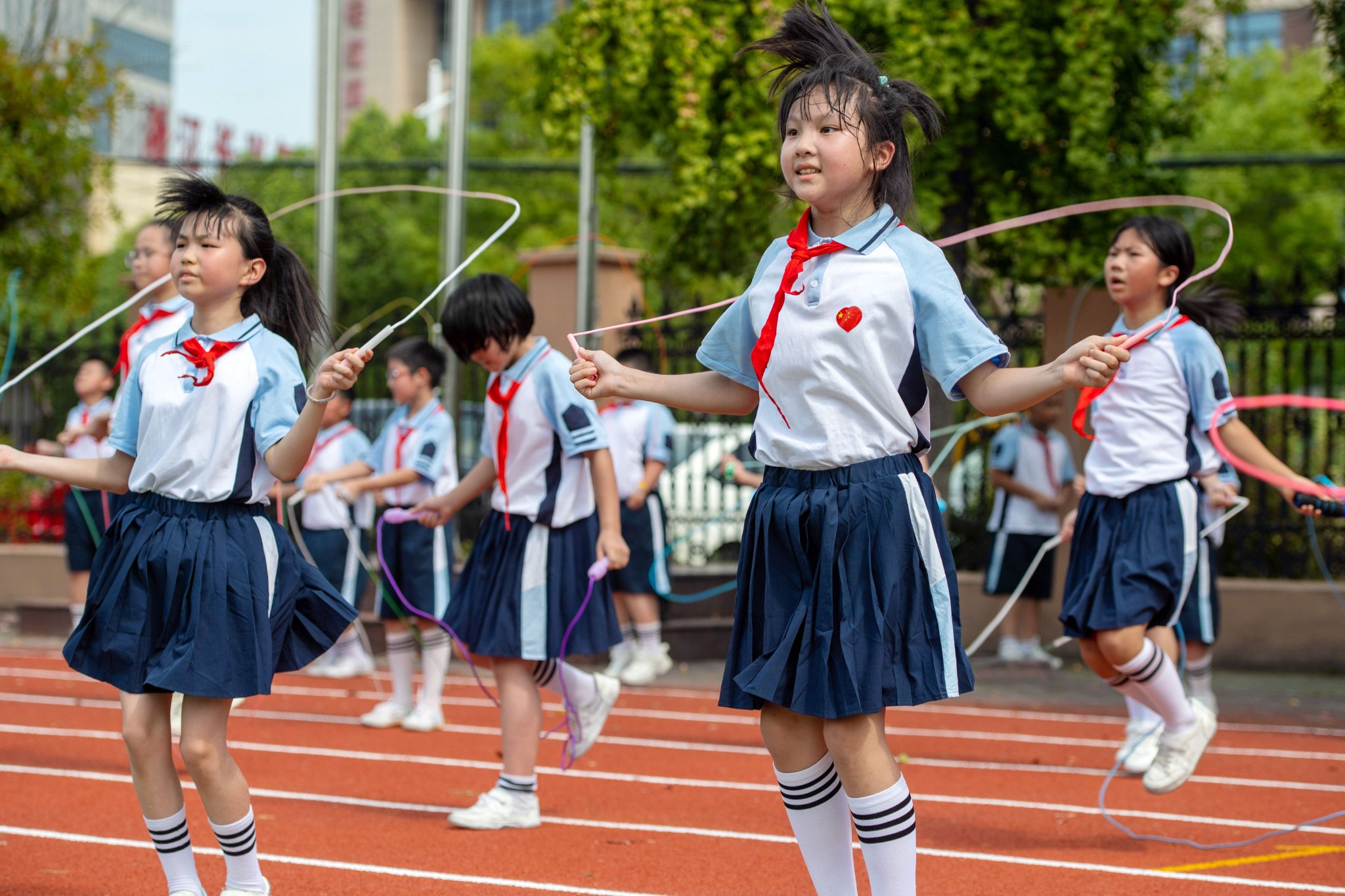 在浙江省湖州市长兴县夹浦镇中心小学,学生参与集体一分钟跳绳大挑战