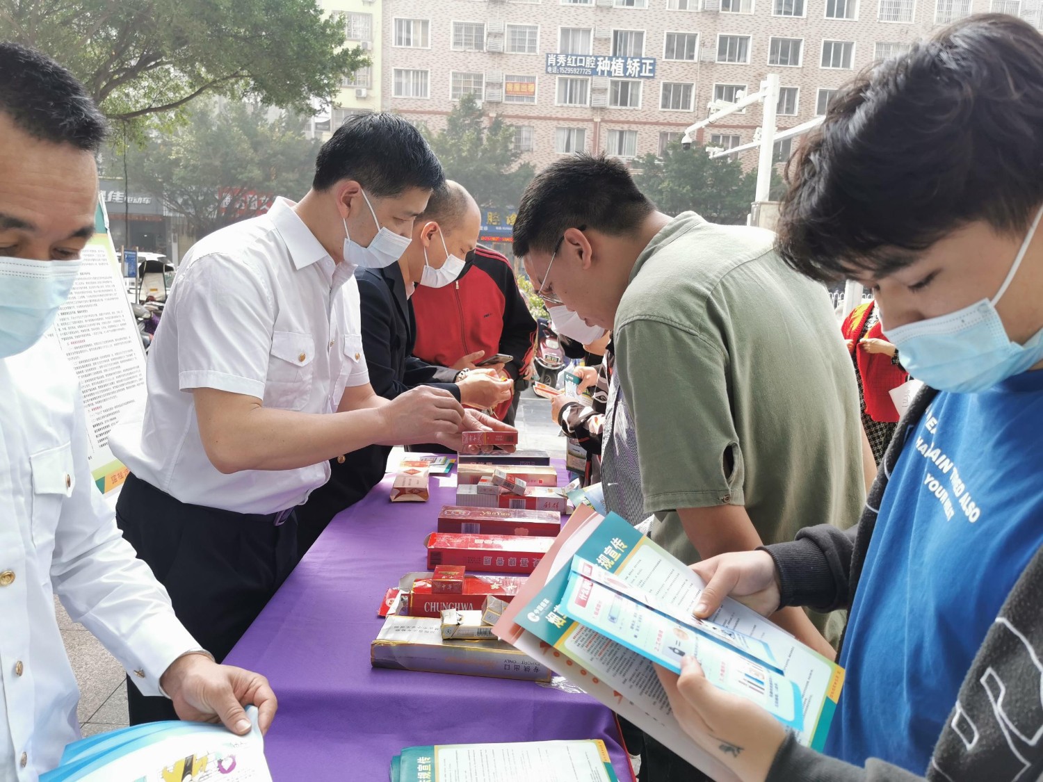 图为桂林市烟草专卖局开展普法宣传活动(覃春菁摄)
