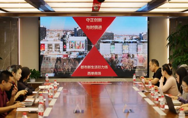 西单商场改造项目已获批，图右侧为新项目效果图。新京报记者 王贵彬 摄