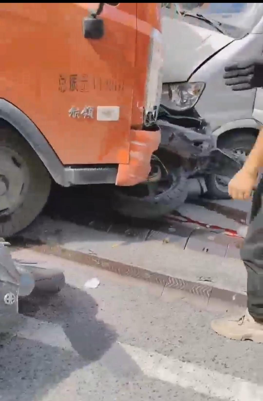 川西车祸货车连撞多车包括多辆宝马摩托康定警方货车与11车发生碰撞致