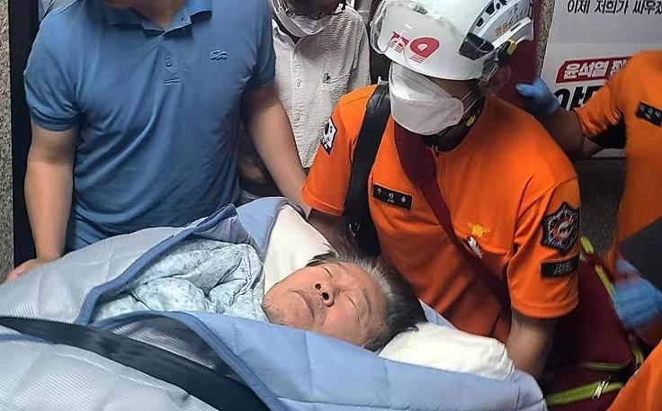 ↑9月18日，李在明绝食第19天健康状况恶化，被送往医院治疗。图据视觉中国