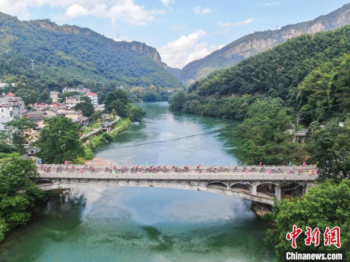 图为航拍车手们从上犹县秀美的阳明湖的一座大桥上通过.刘力鑫 摄