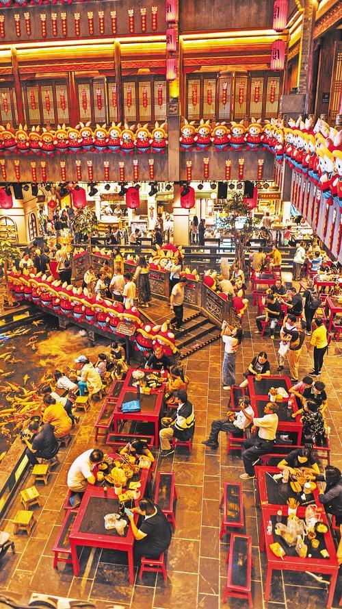 9月13日，市民和游客在唐山宴品尝特色美食，感受民俗文化。 河北日报通讯员 郭宝强摄