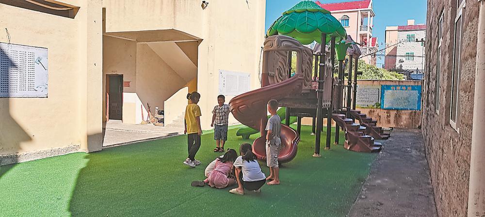 图为孩子们在校园一角玩耍. (资料图片)