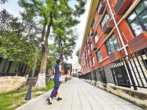 9月17日，漫步于培仁历史文化街，游客在欣赏复古怀旧的建筑。 河北日报记者 王育民摄