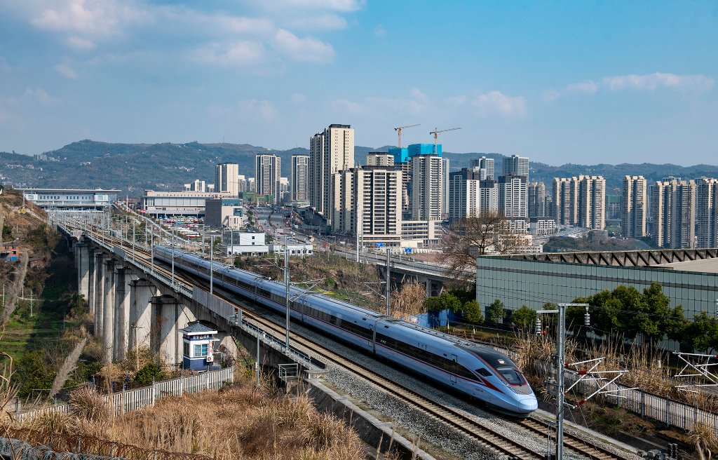 复兴号动车组驶过郑渝高铁万州段.