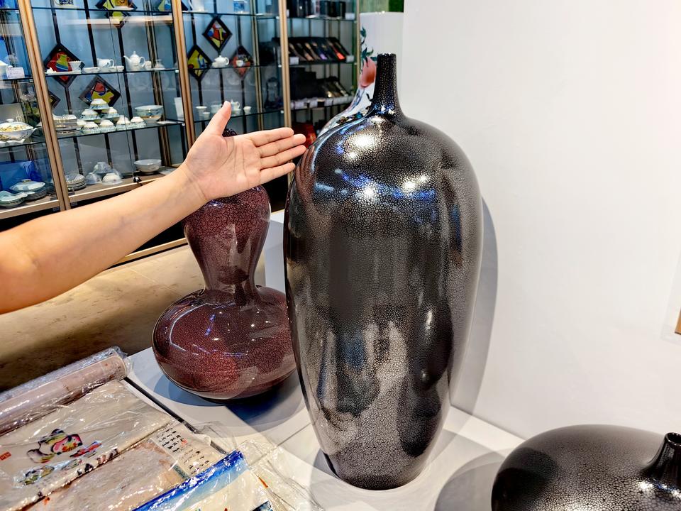在黝黑如漆的釉面上,神奇布满细密的"雨点",增添了瓷器的魅力.