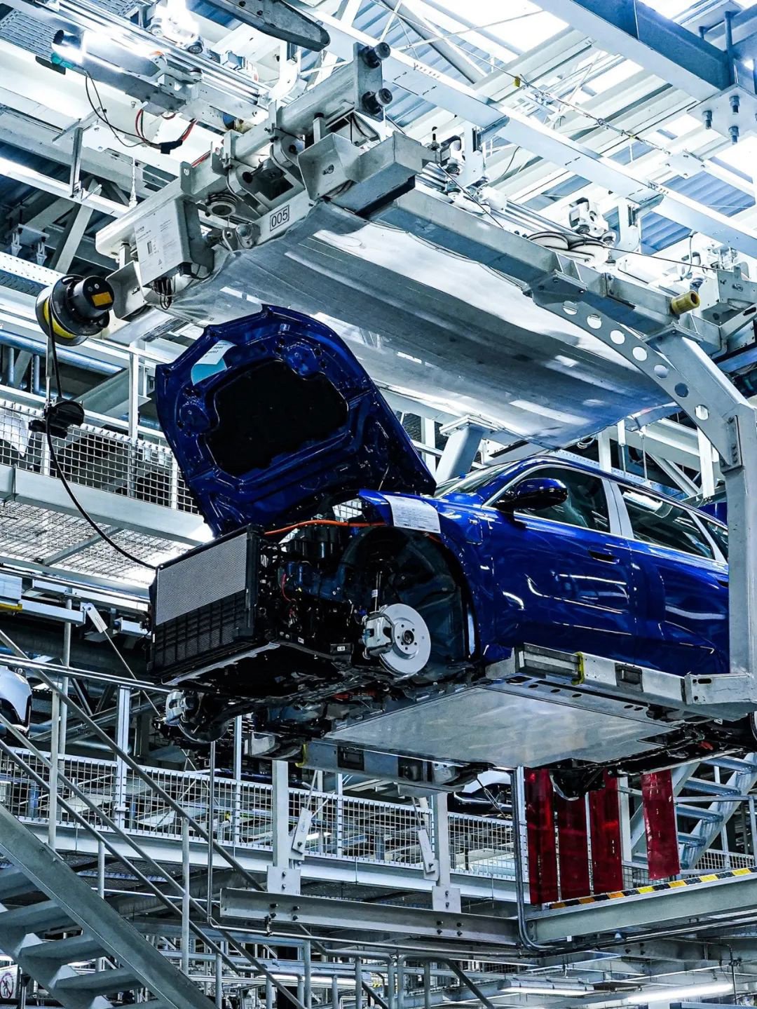 宝马iX1纯电SUV车型在沈阳工厂下线，售价29.99万元起