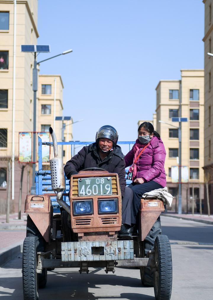 吉林省通榆县边昭镇村民开着拖拉机准备去田里耕地(2020年3月31日摄).