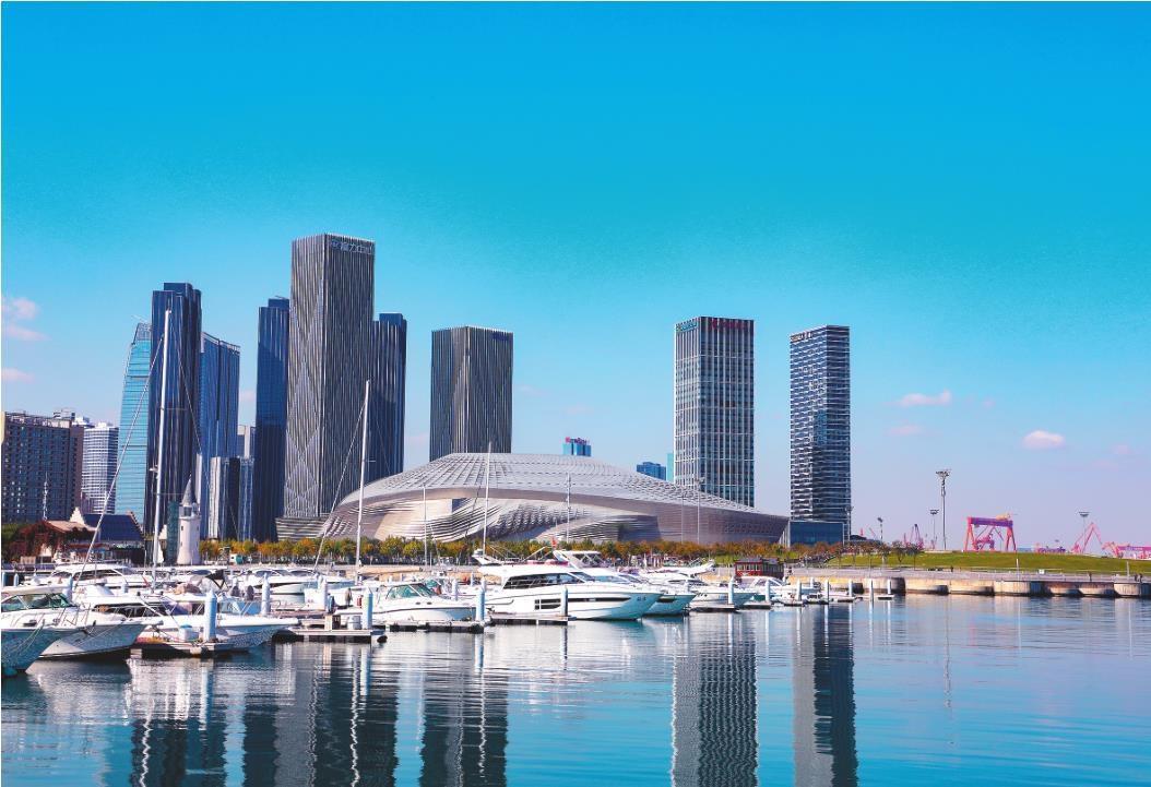 图为大连东港国际游艇码头与国际会议中心遥相呼应. 本文图片由祝龙摄