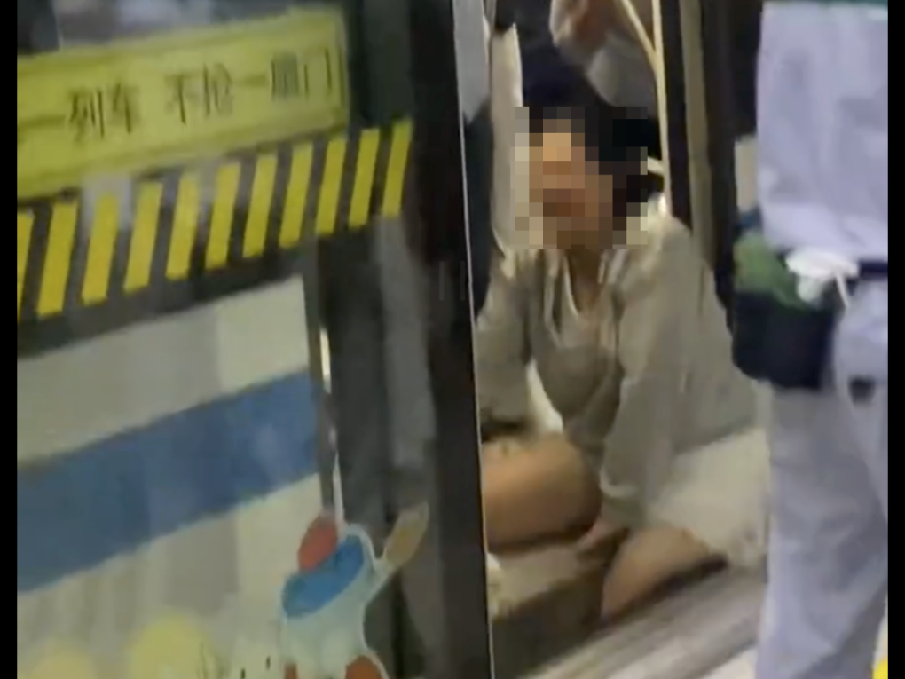 9月11日，一女子在上海地铁8号线不慎将腿卡进站台缝隙中。 本文图片均为“新闻坊”微信公众号 图