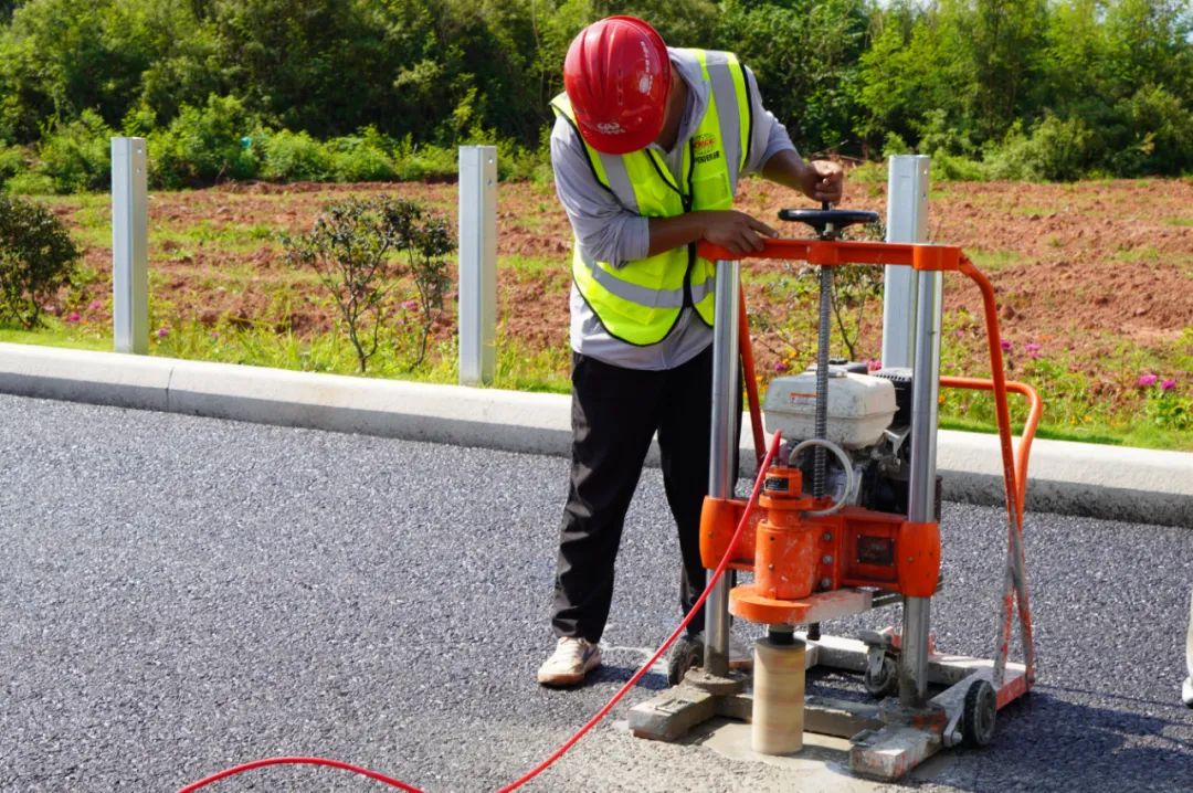 工人正在进行钻芯取样检测.