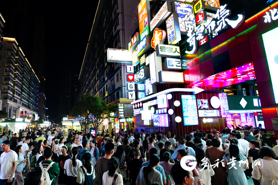 夜里的青云市集人山人海