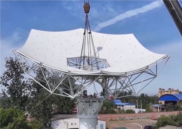 中国牵头研制！全球最大射电天文望远镜阵列首台中频天线完成吊装