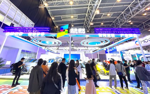 2023世界智能网联汽车大会在顺义新国展开幕，图为以“智网互联 产业聚合”为主题的顺义展区。新京报记者 耿子叶 摄