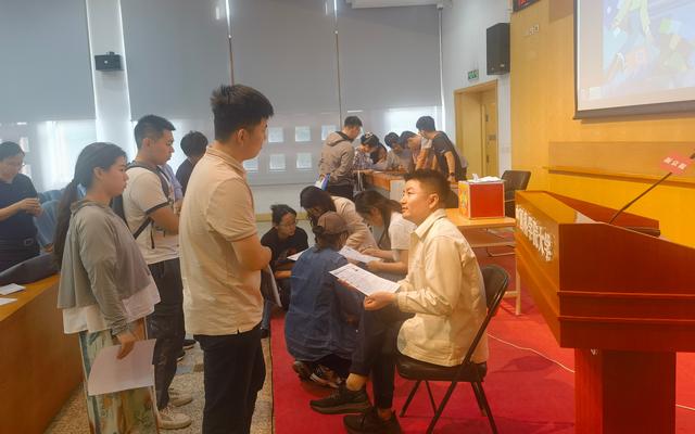 国科大的学生们现场拿着自己的简历排队向职导师们提问、咨询求职相关事宜。 新京报记者 巫慧 摄